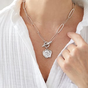 Corrine Anestopoulos – Collier Arden plaqué au rhodium avec médaillon en argent sterling