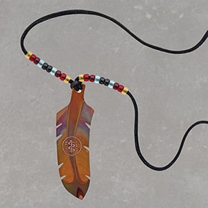 Wesley Havill – Collier Miskwaabik Miigwan avec lacet noir
