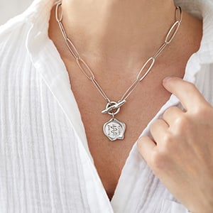 Corrine Anestopoulos – Lasso Arden plaqué au rhodium avec médaillon en argent sterling