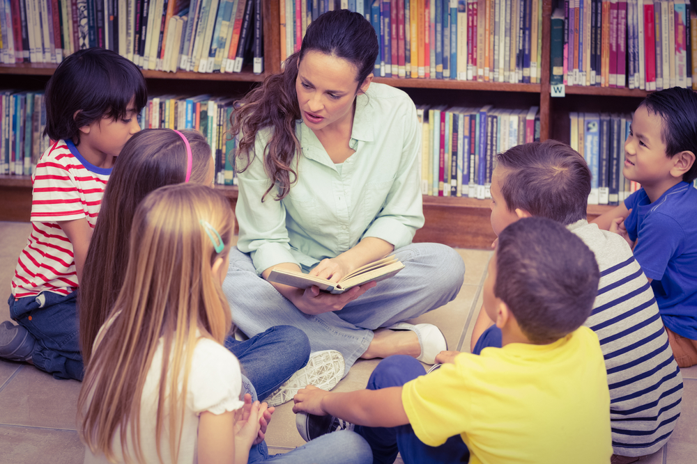 Une enseignante lit une histoire à ses élèves à l’école primaire