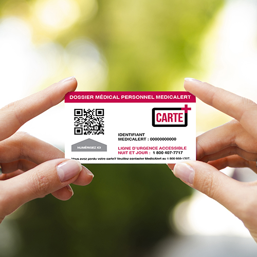 Deux mains tenant une +CARTE Deux mains tenant une +CARTE